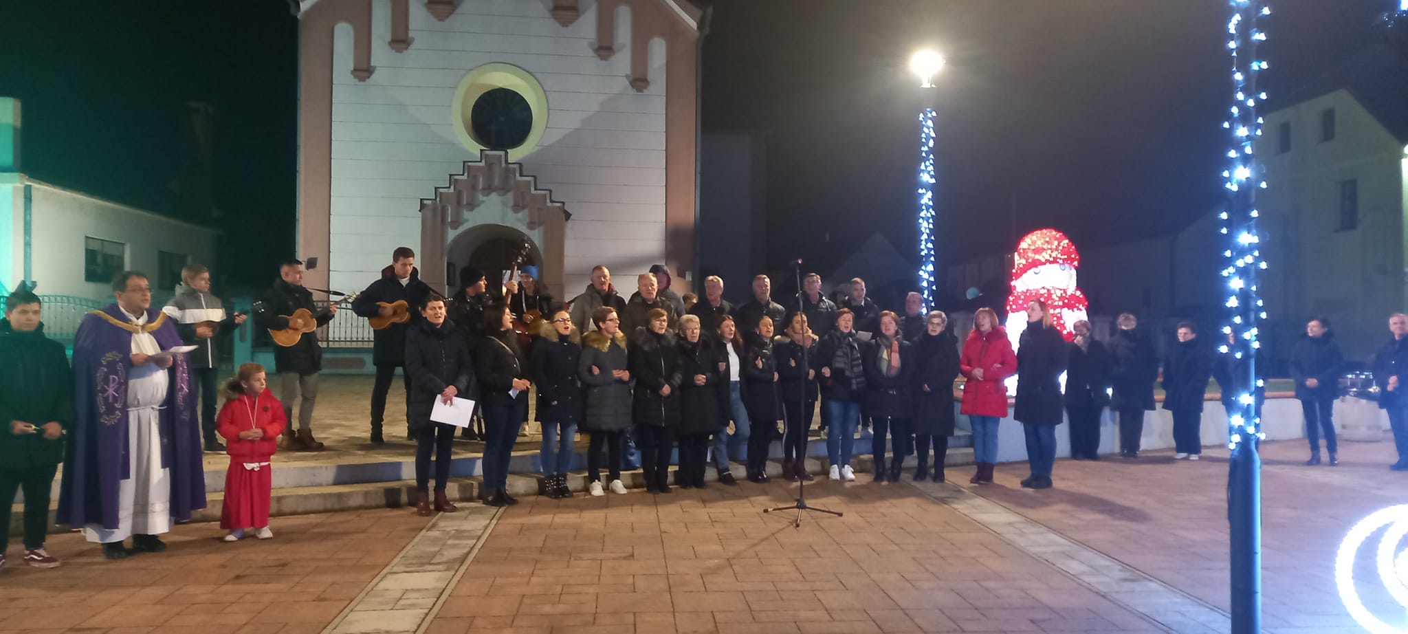 Malo je smiješno kada vidite ljude kako sjede ispred kafića i tako slušaju misu 